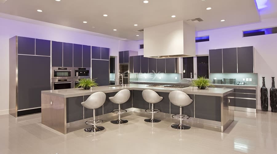 Khu vực nhà bếp trở nên sang trọng hơn khi kết hợp thiết bị nội thất trang nhả với đèn LED âm trần