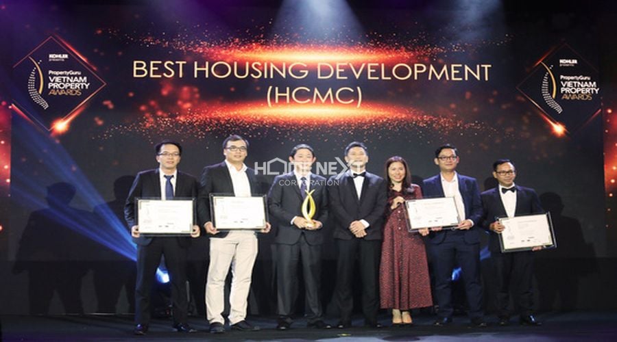 Đại diện Khang Điền nhận giải giải Best Housing Development (HCMC)