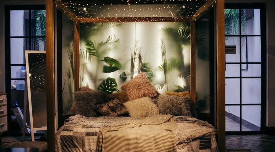 Phòng ngủ được bày trí dãy đèn LED lung linh như những vì sao trên bầu trời