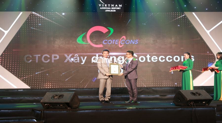 Ông Nguyễn Sỹ Công – Tổng giám đốc Công ty Coteccons (bên trái) tại Lễ trao giải