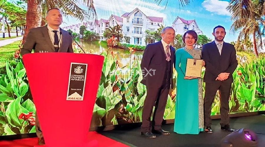 Đại diện Vinhomes nhận giải thưởng “Bất động sản tốt nhất thế giới” năm 2018