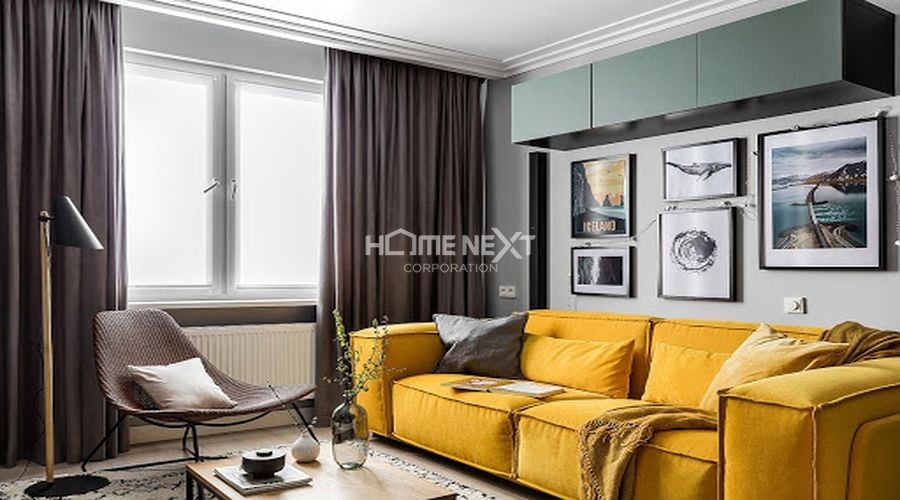 Phòng khách nhỏ với bộ sofa màu vàng ấn tượng