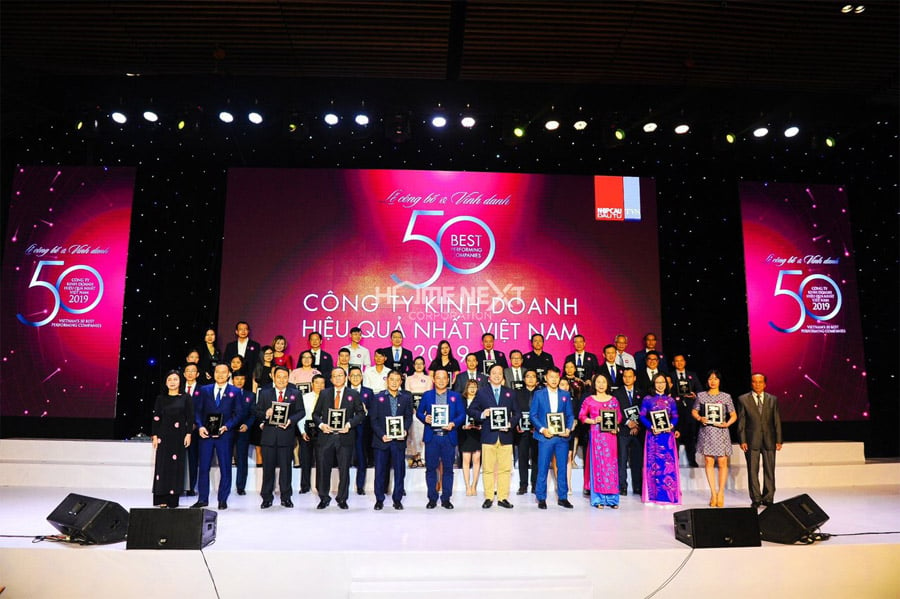 Đất Xanh Group (hàng đầu, đứng thứ 2 từ bên trái đếm qua) vinh danh trong top 50 Công Ty Kinh Doanh Hiệu Quả Nhất Việt Nam năm 2019